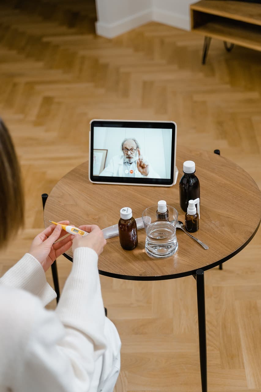 Paciente em casa conversando com o médico por vídeo no tablet