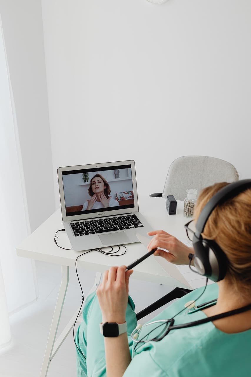 Médica atendendo uma paciente por videochamada